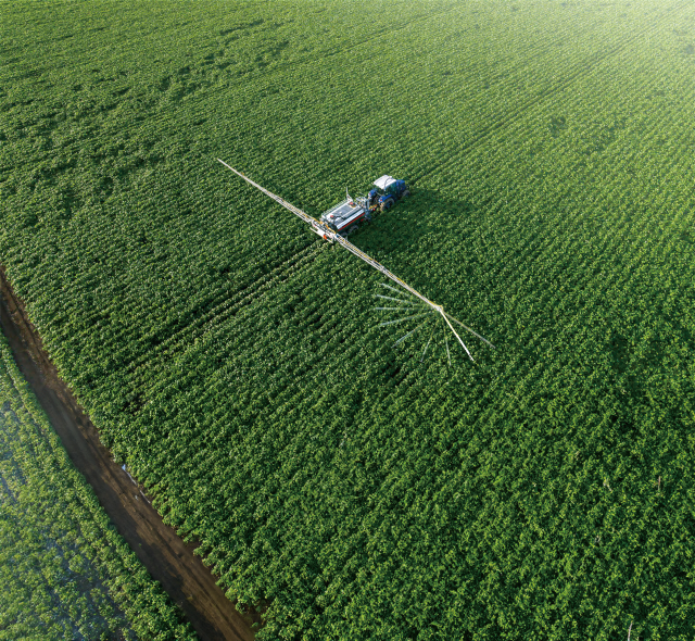 移動のストレス解消 3つ折りけん引スプレーヤ、東洋農機